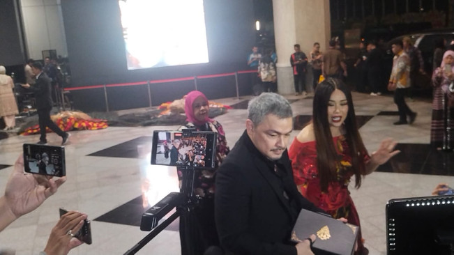 Titi DJ datang ke acara ngunduh mantu Al Ghazali dan Alyssa Daguise di JCC dengan Thomas Djorghi (19/6) [Selvianus Kopong Basar]