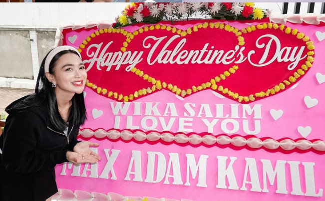 So Sweet! Wika Salim Dapat Karangan Bunga dari Kekasihnya Max Adam di Hari Valentine