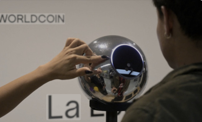 Apa dan Siapa Pendiri Worldcoin? Koin Kripto yang Dibekukan Komdigi