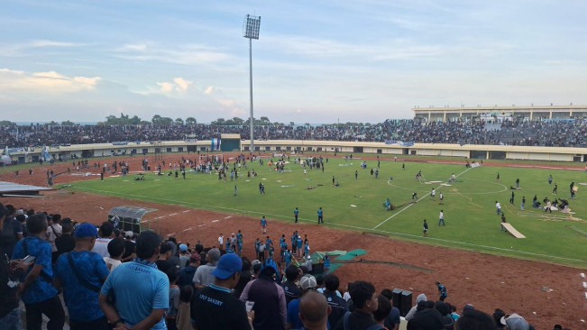 Persela Lamongan vs Persijap Jepara Ricuh! Suporter Masuk ke Lapangan, Gawang Dibakar