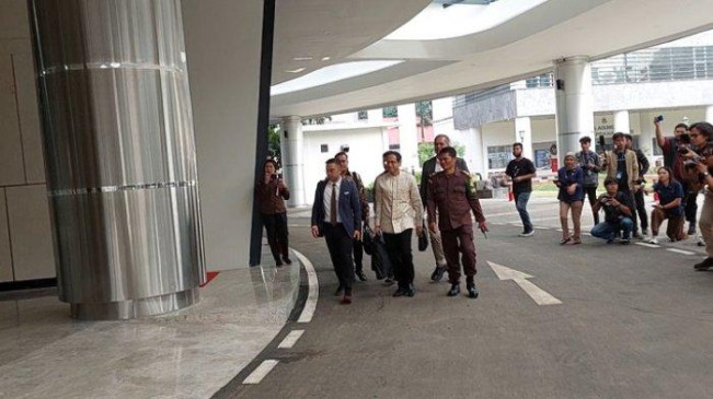 Nadiem Makarim bersama tim kuasa hukumnya menghadiri panggilan Kejagung [X/@geloraco]
