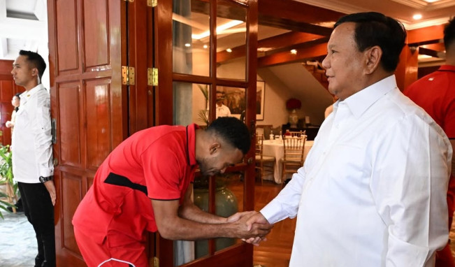 Yance Sayuri bersalaman dengan Presiden Prabowo Subianto. [Instagram @yansayuri11]