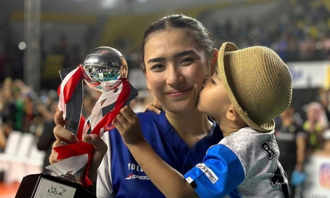 Yolla Yuliana bersama sang putra. [Instagram @yollayuliana1515]