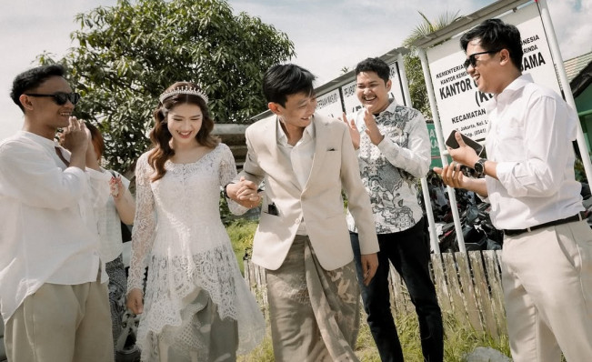 Sejumlah sahabat menghadiri pernikahan Yono Bakrie dan Veni Caroline. [Instagram @yonobakrie]