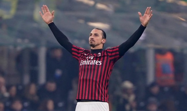 3 Potret Zlatan Ibrahimovic Liburan di Bali, Kunjungi Pura Tirta Empul Tempat Ritual Melukat