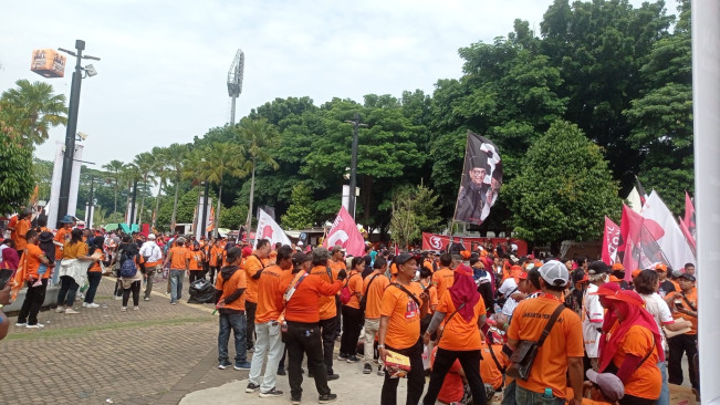 Massa Pendukung Pramono-Rano Karno Memadati Area GBK