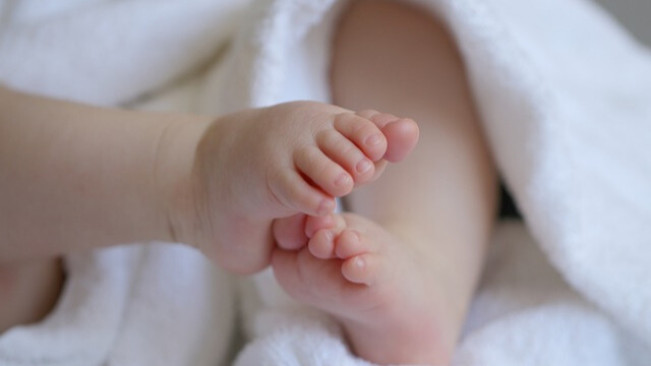 Benarkah Harus Mengazankan Bayi Baru Lahir? Ini Hukumnya