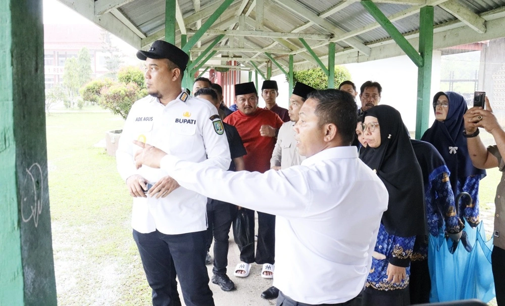 Bupati Indragiri Hulu Ade Agus Hartanto mendampingi Gubernur Riau Abdul Wahid dalam kunjungan kerja ke Kabupaten Indragiri Hulu, Rabu (1/10/2025). [Dok. Pemkab Inhu]