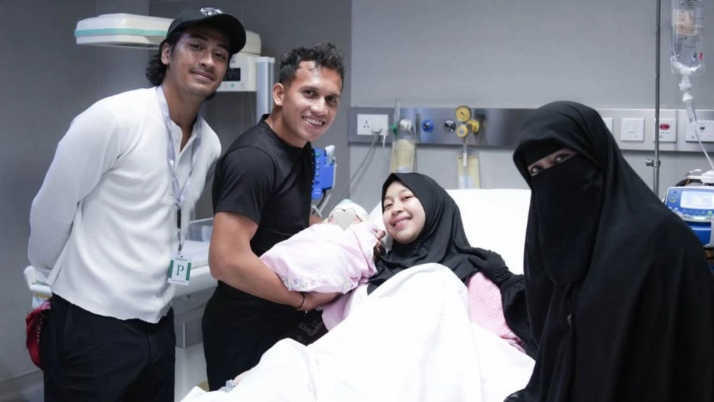 Adiba didampingi Umi Pipik dan Abidzar selama proses persalinan. Dukungan keluarga membuat momen kelahiran semakin haru. [Instagram]