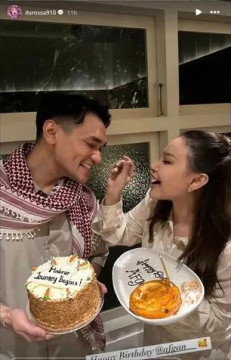 Momen Rossa mendoakan Afgan sebelum berangkat haji. [Instagram]