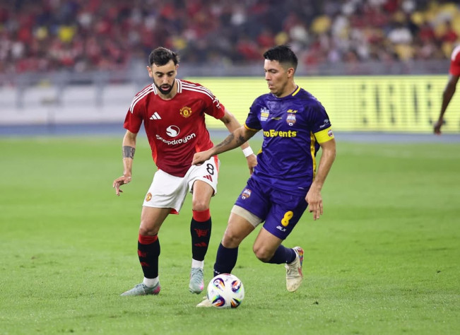 Sergio Aguero berebut bola dengan Bruno Fernandes di laga ASEAN All-Stars vs Man United. (Instagram/@aguero.sergio16)