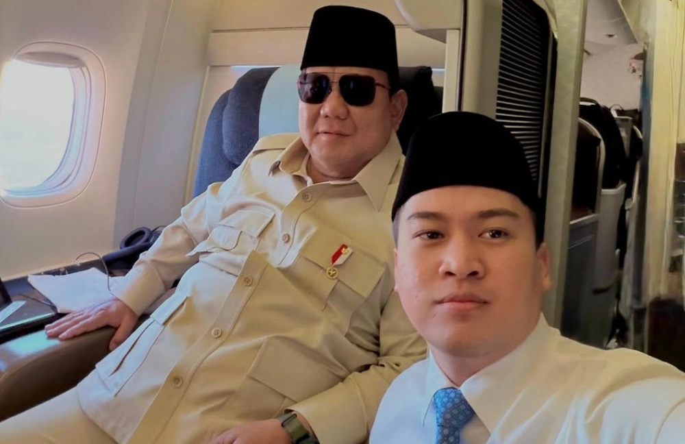 Agung Surahman menemani Presiden Prabowo meninjau banjir di Sumatera pada awal Desember ini. [Instagram]