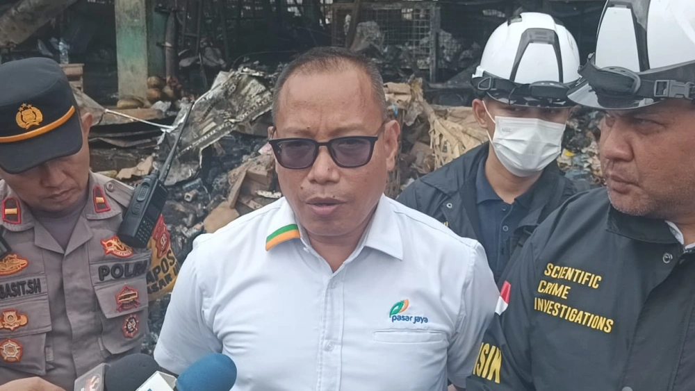 Agus Lamun (Kepala Pasar Induk Kramat Jati) ditemui di lokasi kebakaran, kawasan Kramat Jati, Jakarta Timur (15/12/2025)[FTNews/Selvianus Kopong Basar]