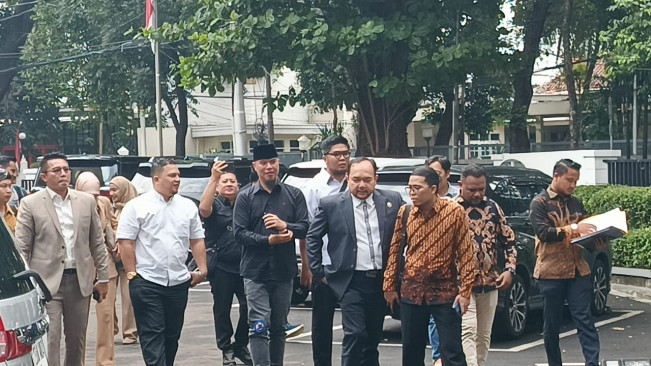 Ahmad Dhani dan Mulan Jameela datangi KPAI (9/7) [Selvianus Kopong Basar]