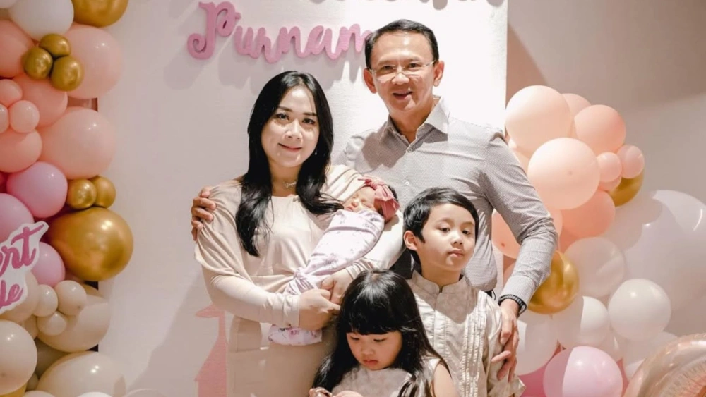 Kebahagiaan keluarga besar Ahok semakin lengkap. Regina disambut hangat kedua kakaknya, Yosafat dan Sarah. [Instagram/@basukibtp]
