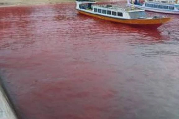 Air Laut Mendadak Merah