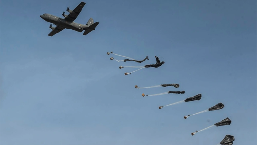 Ilustrasi teknik airdrop. [Ist]