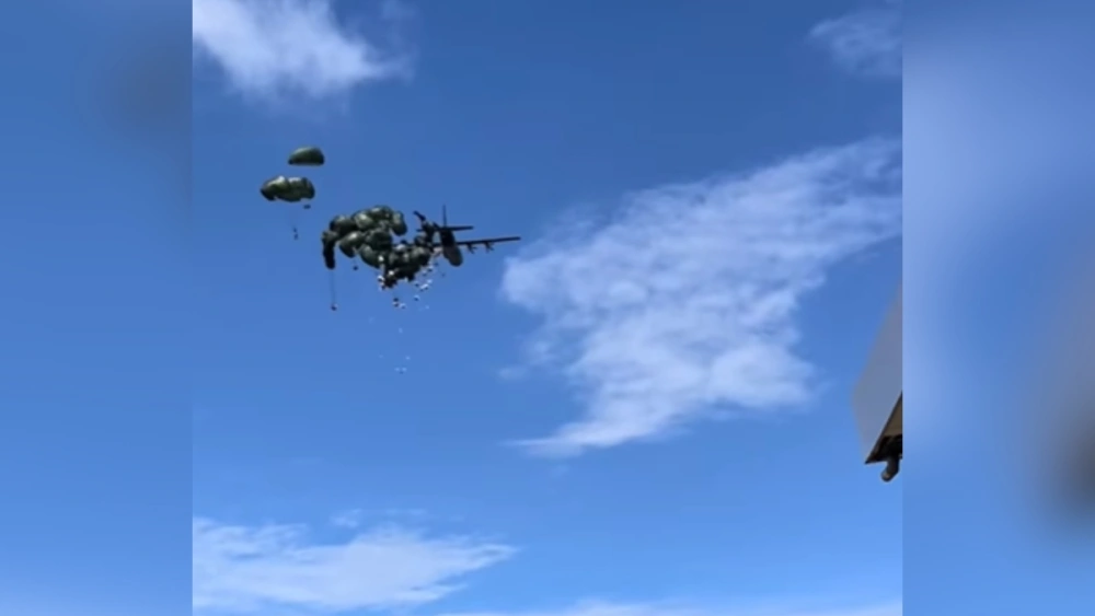 Puluhan parasut yang membawa logistik untuk warga terdampak bencana banjir di Gayo Lues, Aceh, diterjunkan dengan metode airdrop menggunakan pesawat Hercules milik TNI AU. [Instagram @jakarta24jam]