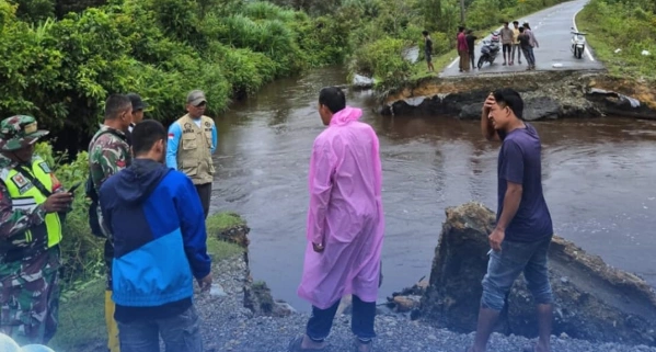 Akses jalan di salah satu wilayah Kabupaten Aceh Selatan putus akibat banjir. [Instagram]