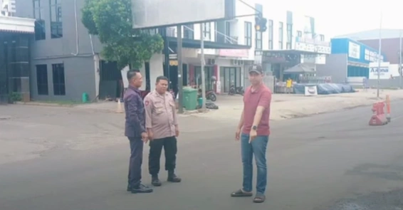 Polisi mendatangi TKP aksi upaya perampokan di Jalan Raya Nonon Sonthanie, Kecamatan Bekasi Timur, Kota Bekasi, Jawa Barat. [Instagram]