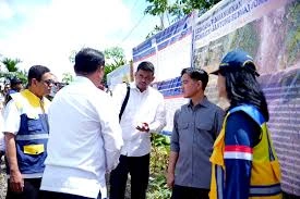 Saat Wapres Tinjau Infrastruktur di Nias, Warga Bentangkan Spanduk