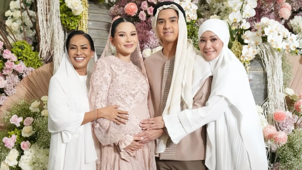 Al Ghazali dan Alyssa Daguise bersama kedua ibunya. [Instagram]