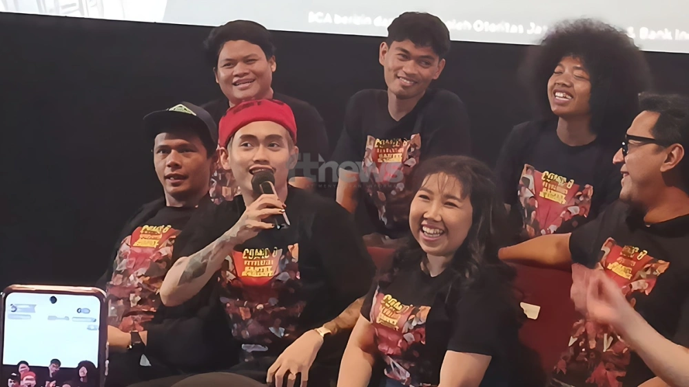 Mister Aloy berperan sebagai konglomerat di film Comic 8 Revolution: Santet Kabin3t. [FTNews.co.id/Selvianus Kopong Basar]