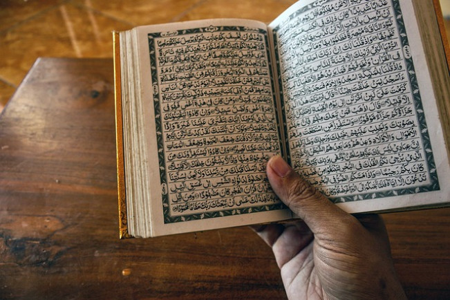 Ilustrasi membaca Al-Quran. [Pixabay]