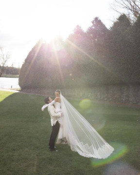 Momen intimate pernikahan Amanda Rawles dan Adriel Susanteo. (Instagram/@amandarawles)