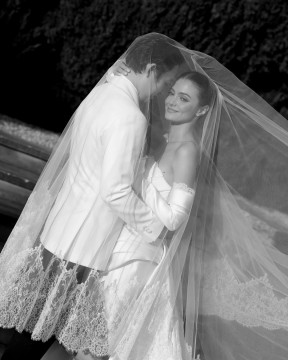Momen intimate pernikahan Amanda Rawles dan Adriel Susanteo. (Instagram/@amandarawles)