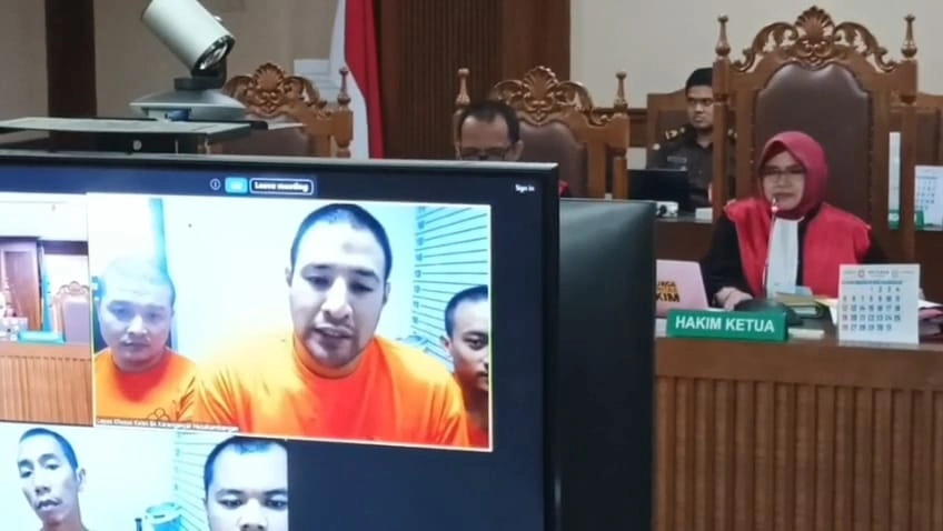 Ammar Zoni saat dihadirkan secara daring di sidang yang digelar di Pengadilan Negeri Jakarta Pusat pada Kamis 6 November 2025. [FTNews/Raka]