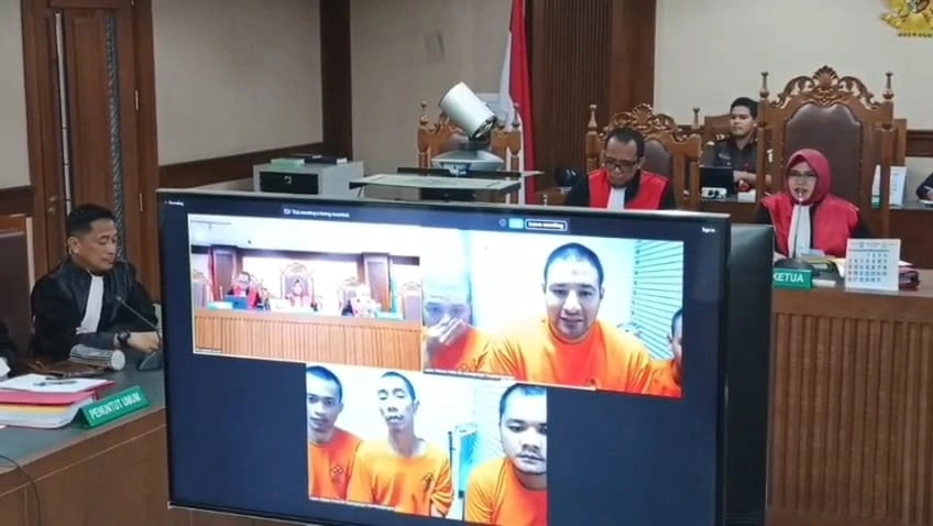 Ammar Zoni saat dihadirkan secara daring di sidang yang digelar di Pengadilan Negeri Jakarta Pusat pada Kamis 6 November 2025. [FTNews/Raka]