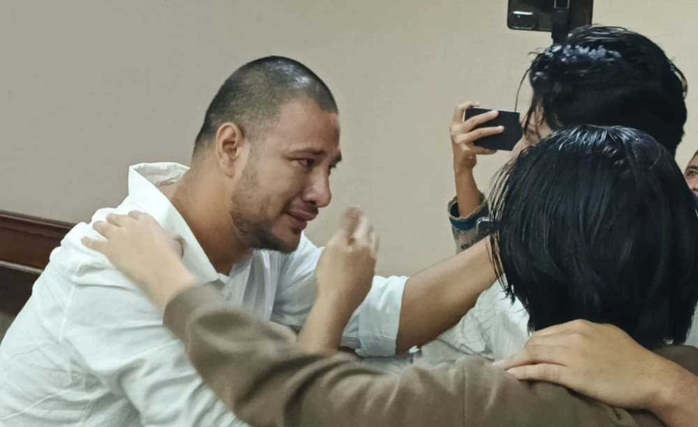 Ammar Zoni tak kuasa menahan tangis ketika melihat kedua adiknya. [FTNews/Selvianus Kopong Basar]
