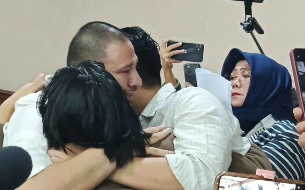 Momen Haru Ammar Zoni Menangis Dipeluk 2 Adik Jelang Sidang Kasus Narkoba