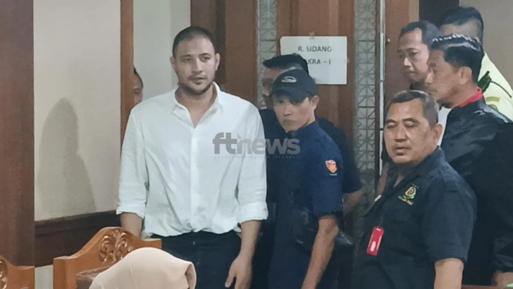Ammar Zoni hadiri di ruang sidang PN Jakpus terkait kasus narkoba yang menjeratnya, Kamis (18/12/2025). [FTNews.co.id/Selvianus Kopong Basar]