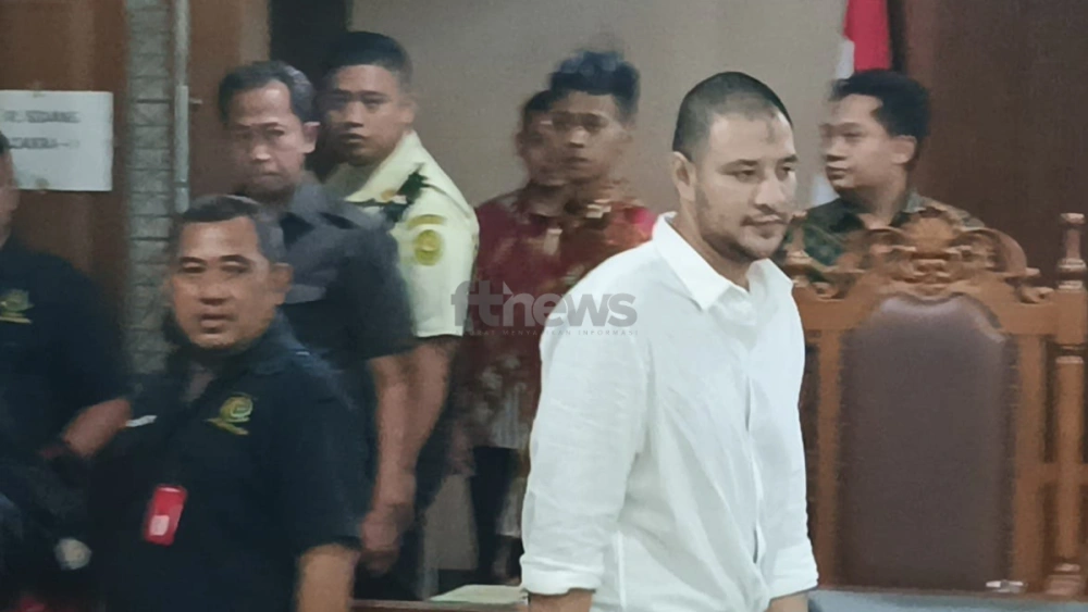 Ammar Zoni dihadirkan di ruang sidang PN Jakpus, Kamis (18/12/2025). [FTNews.co.id/Selvianus Kopong Basar]