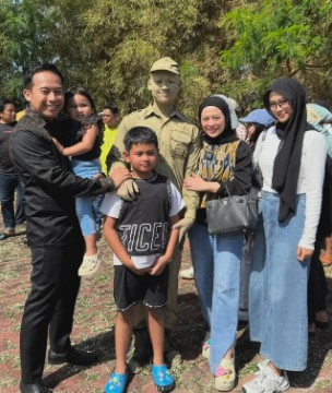 Denny Cagur dan anaknya yang sekolah di SMA Presiden 2 Tanjung Lesung. (Instagram)