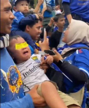Anak nangis saat KDM pawai Persib. (Instagram @bandung.banget))