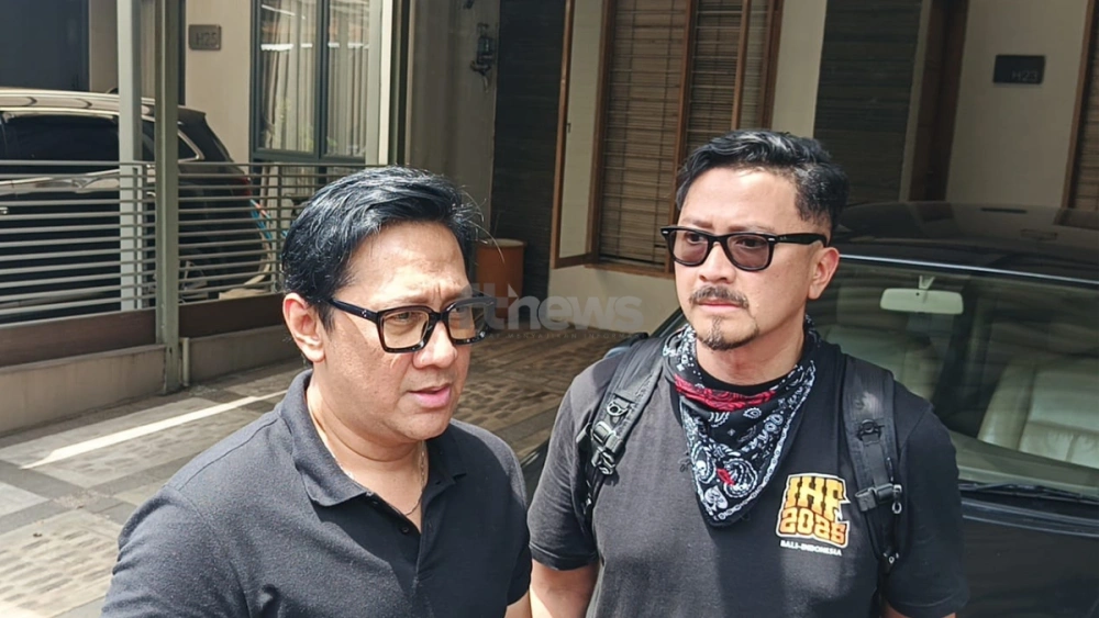 Andre Taulany dan Ferry Maryadi melayat ke Rumah Duka Gary Iskak, Sabtu (29/11/2025). [FTNews.co.id/Selvianus Kopong Basar]