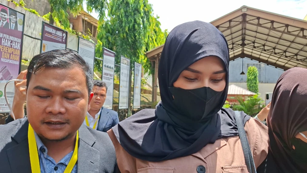 Angbeen Rishi tak mau banyak bicara soal gugatan cerainya pada Adly Fairuz. [FTNews/Selvianus Kopong Basar]