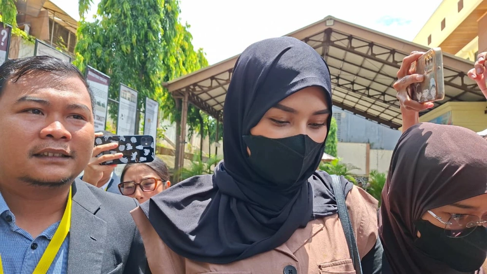 Hadiri Sidang Cerai, Angbeen Rishi Bungkam Saat Ditanya Alasan Pisah dari Adly Fairuz