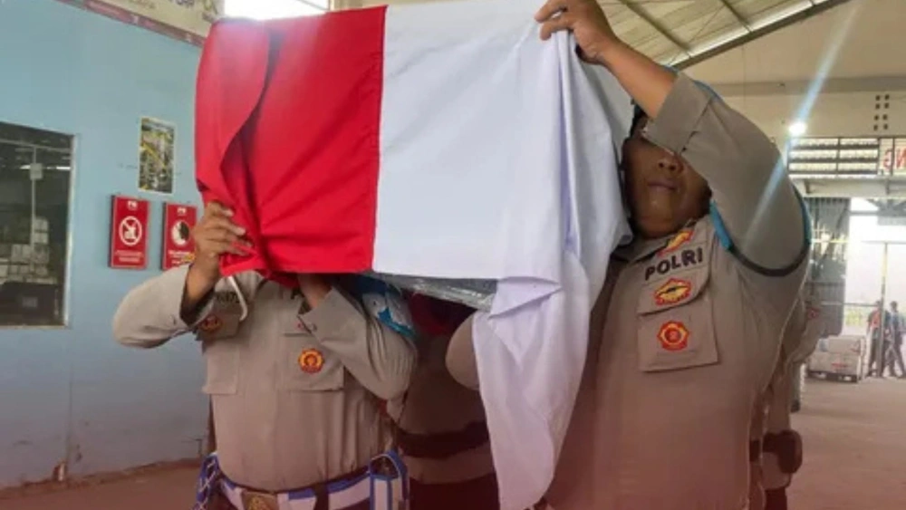 Anggota Polres Tolikara menggotong jenazah Laode Abdul Salman. [instagram @humaspolres_tolikara]