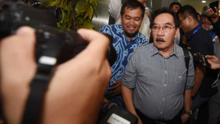 Antasari Azhar didampingi kuasa hukumnya, Boyamin Saiman (kiri). [X]