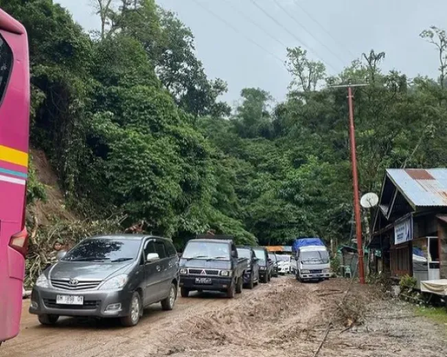 Curah Hujan Tinggi, Jalan Provinsi di Batang Cenaku Rusak Berat