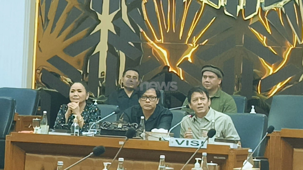 Ariel NOAH (kanan) mewakili aliansi VISI dan AKSI dalam RDP di Gedung DPR RI, Senayan, Jakarta, Selasa (11/11/2025). [FTNews.co.id/Selvianus Kopong Basar]