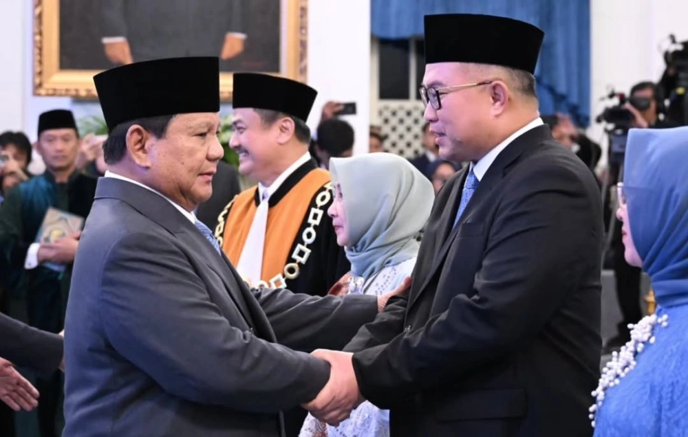 Presiden Prabowo Subianto menyalami Arif Satria usai melantiknya sebagai Kepala BRIN, Senin (10/11/2025). [Instagram]