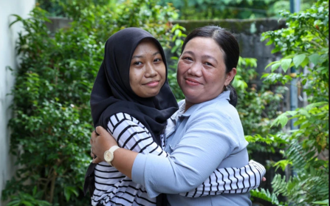 Teluning, seorang ibu tunggal yang berprofesi sebagai penjual Cireng. Artita lolos kuliah gratis di UGM. Foto: Dok. UGM