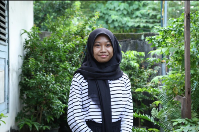 Ditinggal Ayah, Dibesarkan Ibu Penjual Cireng, Artita Lolos UGM dengan Beasiswa