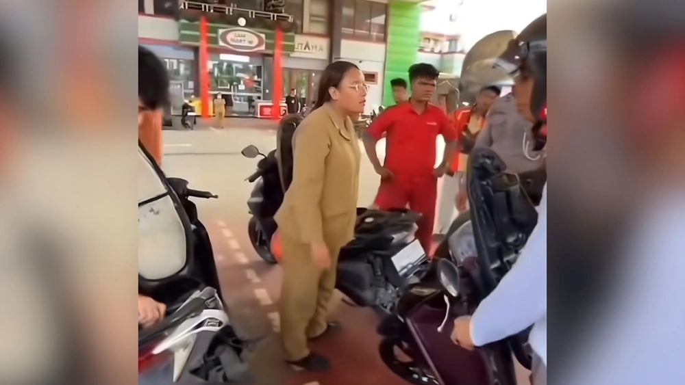 'Rp 10 Ribu Aja Bang', Viral ASN Wanita Potong Antrean di SPBU, Warga Auto Emosi