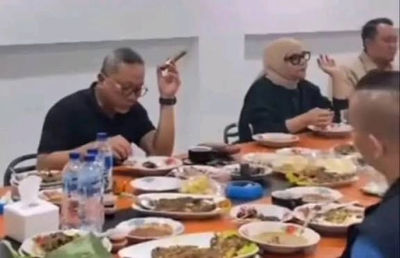 Video Zulkifli Hasan Santai dengan Cerutu Bikin Geger, Ini Kata Warganet
